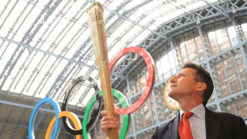 Sebastien Coe a londoni olimpiai fáklyával